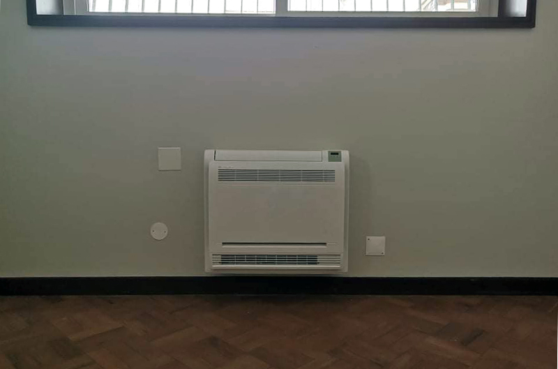 Instalação de equipamento de ar condicionado de chão