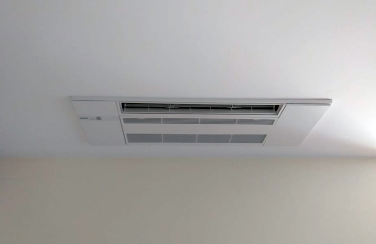 Instalação de equipamento de ar condicionado de teto / cassete